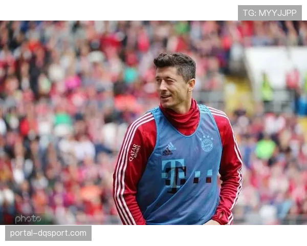 聚焦：前拜仁球星莱万多夫斯基现身安联球场观看老东家比赛